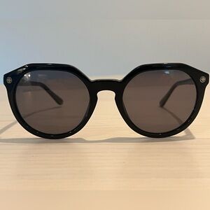 Used Tory Burch sunglasses. Good condition!